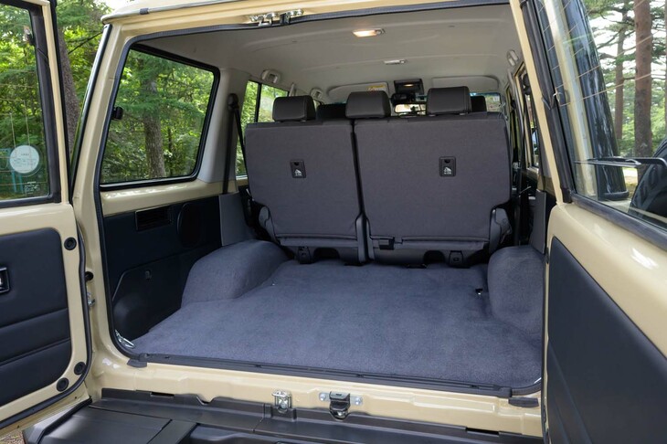 荷室容量は510リッターで、左の側壁には工具類が、右の側壁にはフロントウィンドウのウオッシャータンク（というか袋）が収まっていた。