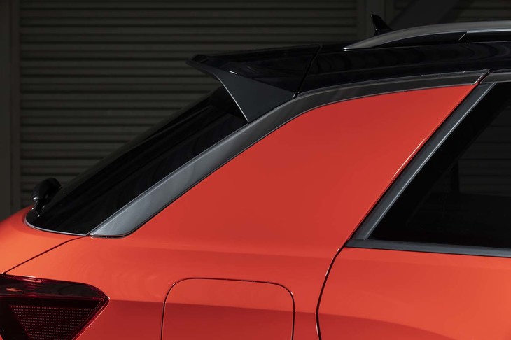 Cピラーを前傾させることでボディー全体をクーペのように見せている。