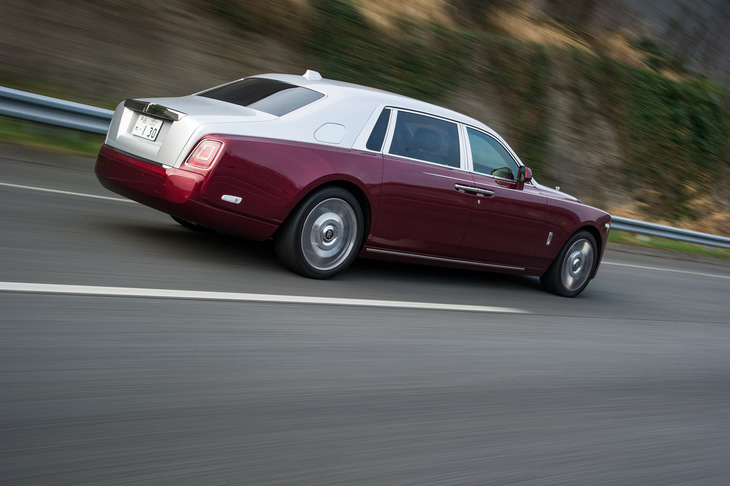 新型「ファントム」の0-100km/h加速は、標準車が5.3秒、「エクステンデッドホイールベース」が5.4秒。最高速は、いずれもリミッターで250km/hに制限されている。