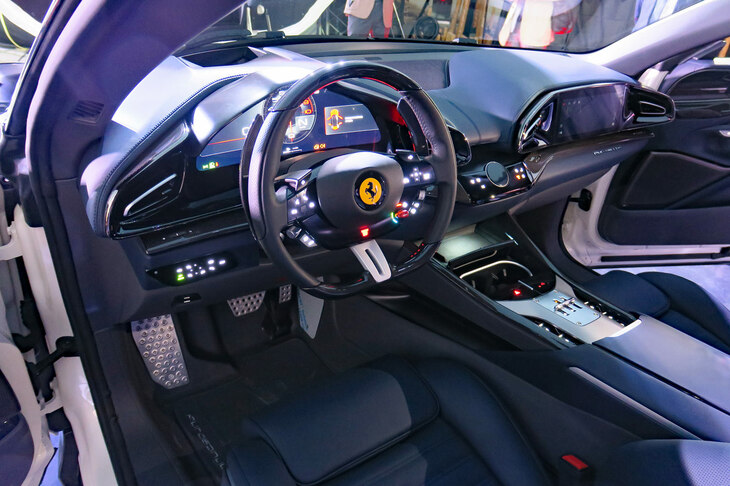 フェラーリ・プロサングエ（インストゥルメントパネルまわり）