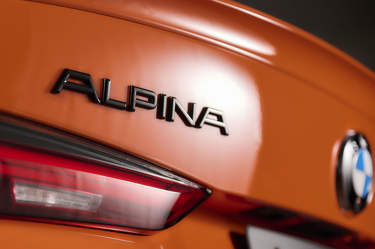 「ALPINA」のエンブレムとモデルバッジはブラック仕上げとなる。