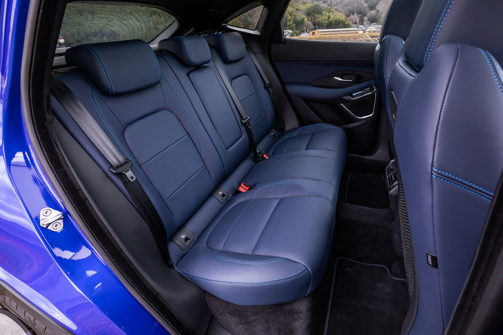 後席の背もたれは、60：40の分割可倒式となる。リアのヘッドルームは970mm、同レッグルームは892mm（欧州仕様車の参考値）。