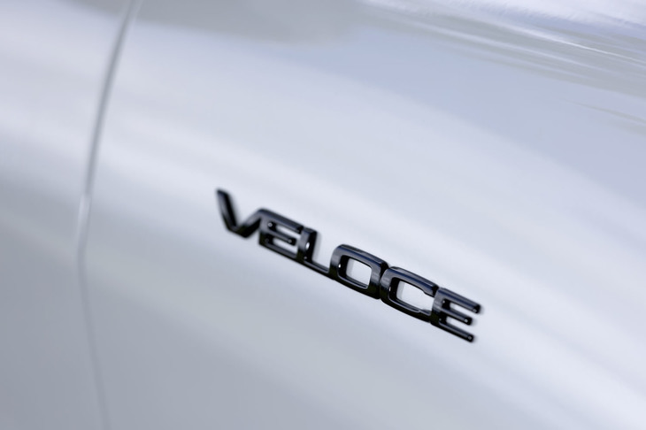 「ヴェローチェ」は、スポーツ性能と上質感を兼ね備えたアルファ・ロメオ伝統のモデル名。イタリア語で“速い”を意味する。