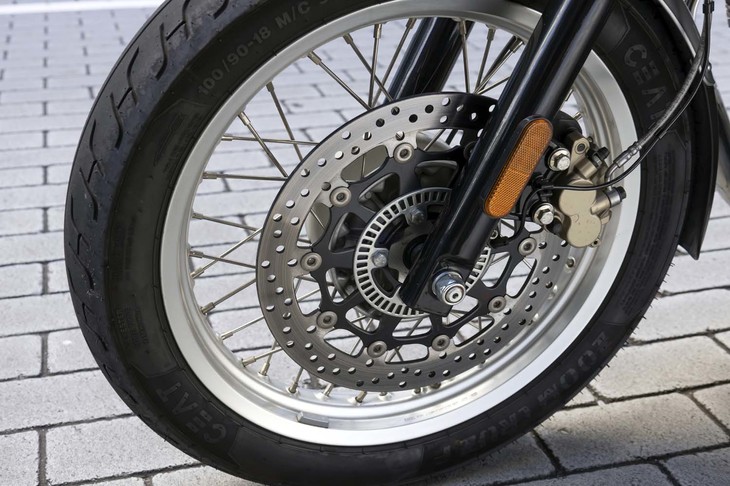 クラシカルなムードを醸し出すスポークホイール。シングルながら、ディスクブレーキが組み合わされる。