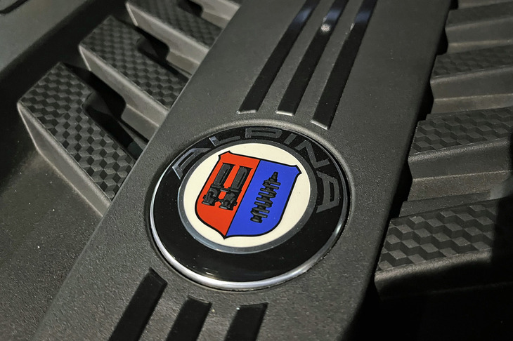 ドイツで一番小さな自動車メーカーであるアルピナ社、正式名「アルピナ・ブルカルト・ボーフェンジーペン社」は、2025年に自社での車両開発・製造・販売を終了する。アルピナの商標権をBMWに譲渡し、以降はクラシックアルピナモデル関連のビジネスを中心に、別の道を歩むという。