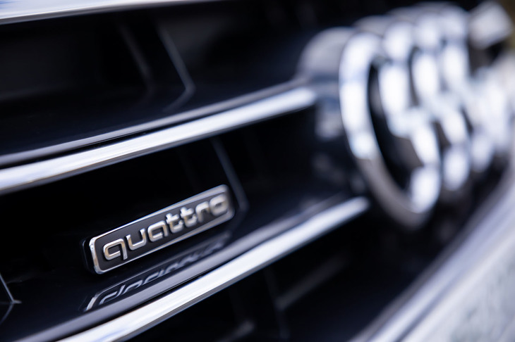 リアのトランクリッドとフロントグリル内に、控えめに「quattro」エンブレムが備わる。