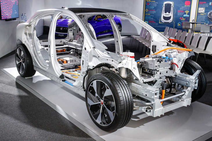 「Iペース」の基本骨格を示すスケルトンモデル。ボディー構造の94％に軽量なアルミ材が採用されている。