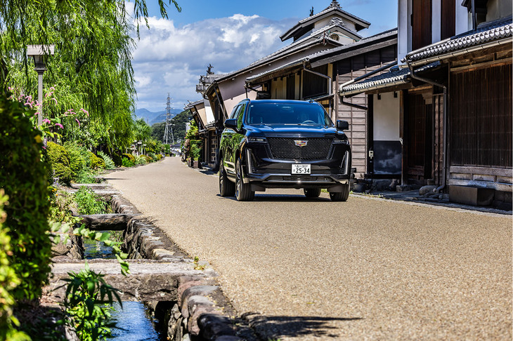 海野宿には、江戸時代の旅籠（はたご）屋造りや、かやぶき屋根の建物、そして明治以降の堅牢（けんろう）な蚕室造りの建物が並ぶ。全長×全幅×全高＝5400×2065×1930mmという堂々としたボディーサイズを誇る「エスカレード」だが、角張ったボディー形状は非常に見切りがよく、またHDサラウンドビジョンやクリアランスソナーなども装備されていたので、狭い道でも不安をおぼえることはなかった。