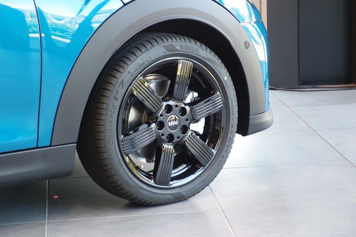 MINIクーパーSD 5ドア（フロントホイール）