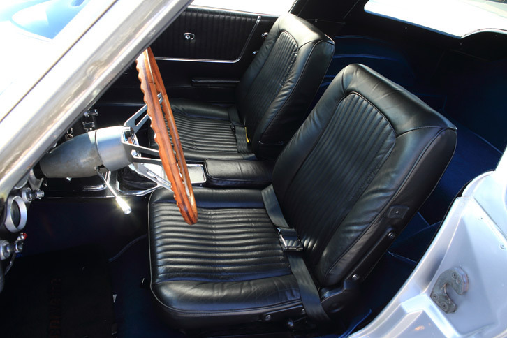 車検証の乗車定員は3人となっていたが、装備されるシートは2個のみ。シートベルトは2点式で、背もたれには荷物を積むときに使う可倒機構が備わる。