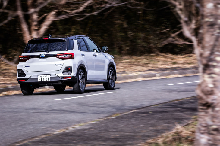 アクセルペダルの操作だけで加減速がコントロールできる「スマートペダル」機構を搭載。力強い出足加速が特徴の「ノーマルモード」と、燃料消費を抑制する「エコモード」の2種類が用意されている。