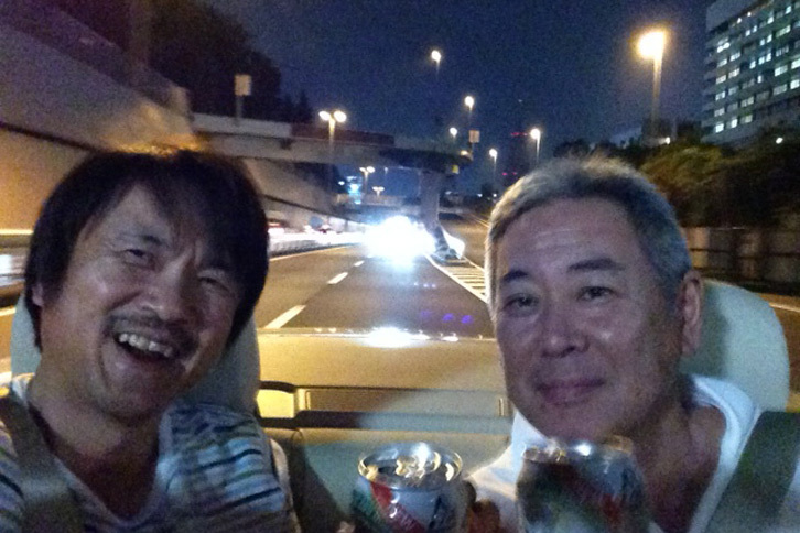 オヤジふたり後席に陣取ってビヤホール気分。