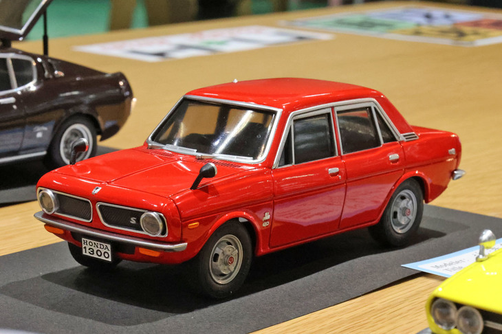 「昭和の名車」シリーズの「ホンダ1300 99S」。オリジナルは今から半世紀以上前に発売されたキットで、筆者も小学生時代につくったが、プロポーション、モールドともに（当時のレベルでは）すばらしかった覚えがある。それがひとりよがりではなかった証拠に、腕自慢が少し手を加えればご覧のような出来栄えとなる。