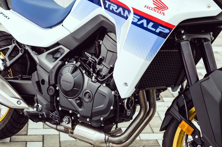 エンジンは754ccの排気量を持つ新開発の直列2気筒SOHC 4バルブ。軽量コンパクトな設計や、出力の高さ、低・中速域での力強いトルク特性などを特徴としている。