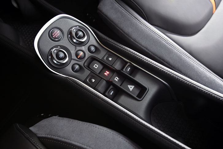 トランスミッションには、7段のデュアルクラッチ式SSG（シームレス・シフト・ギアボックス）が採用されている。