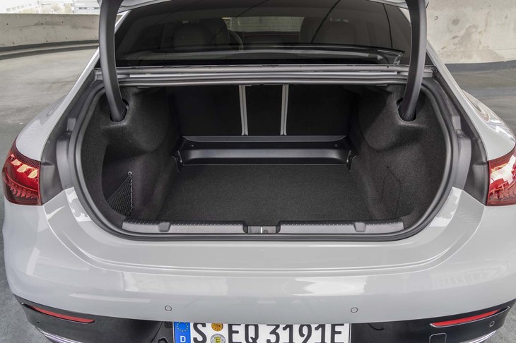 荷室のフロアは開口部よりも狭まっており、5人乗車時の容量は、このクラスにしては小さい430リッターにとどまる。