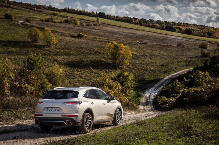 「DS 7クロスバックE-TENSE 4×4」（写真）、「DS 3クロスバックE-TENSE」ともに、現時点では国内への導入時期は決まっていない。