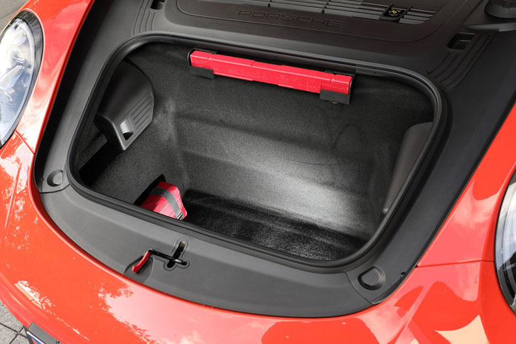 リアエンジンの「911」は、フロントにラゲッジスペースが確保される。積載容量は125リッター。