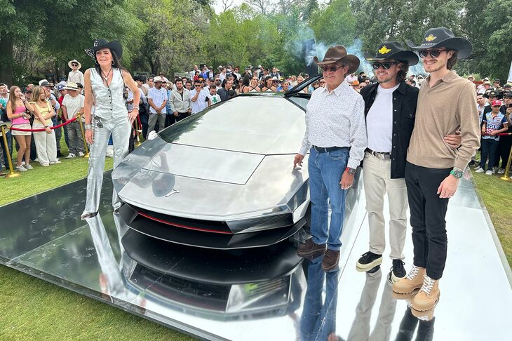 2025年3月、メキシコの自動車コンクール「パスティへ・アウトモテイヴ・インヴィテショナル」で。左からマリアーナ、カルロス、ファン・カルロスそしてニコラス・ペラルタ各氏。