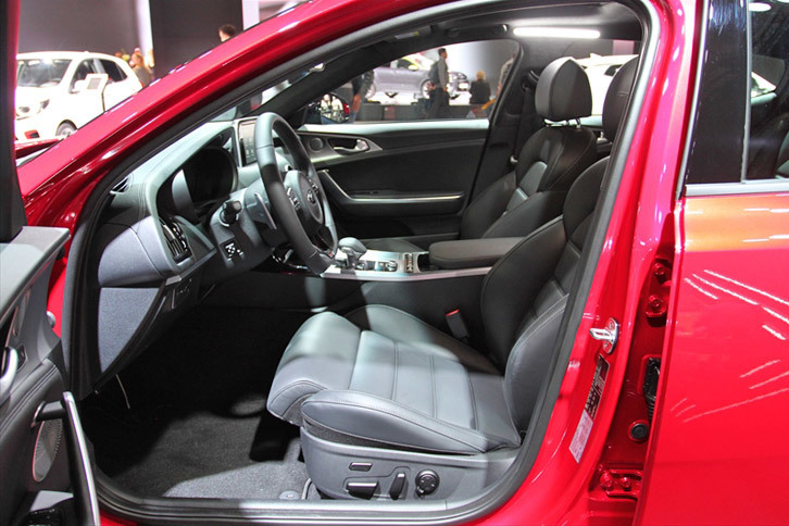 キア・スティンガー（フロントシート）