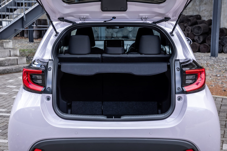 リアハッチを開けた様子。従来型の「ヴィッツ」に比べ荷室開口部の左右幅は狭い。荷室容量は先代ヴィッツと同等レベルが確保されているという。