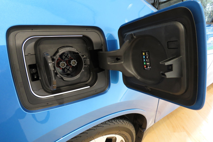 車体後部に備えられた「CHAdeMO」規格の充電ソケット。「チャージナウ」とはBMWが2016年10月1日にスタートする公共充電サービスで、利用者は専用のカードにより、日本充電サービス（NCS）が展開する全国約1万4000基の充電器を使えるようになる。