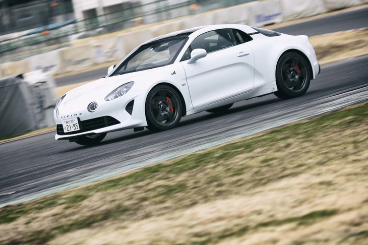 エンジンの最高出力は、ノーマルの252PSから292PSへとアップ。“吹け上がり感”も増すようにチューンされた。サスペンションについては、前後ともスプリングレートが高められている（フロント：30N・m→47N・m、リア：60N・m→90N・m）。