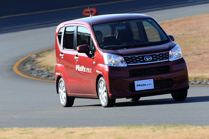 軽・コンパクト専用の「プレイズPX-C」を装着した「ダイハツ・ムーヴ」。ドライハンドリング路でのテストの様子。