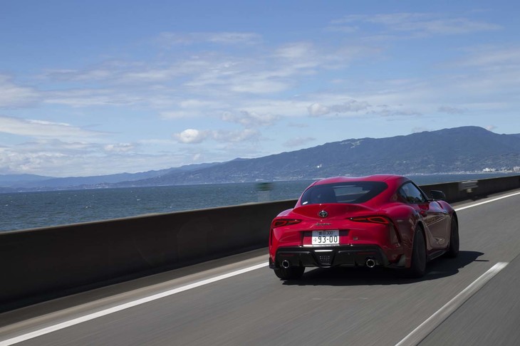 今回は市街地1：高速道路5：山岳路4の割合で380kmほどの道のりを試乗。燃費は満タン法で7.3km/リッター、車載の燃費計で7.8km/リッターを記録した。