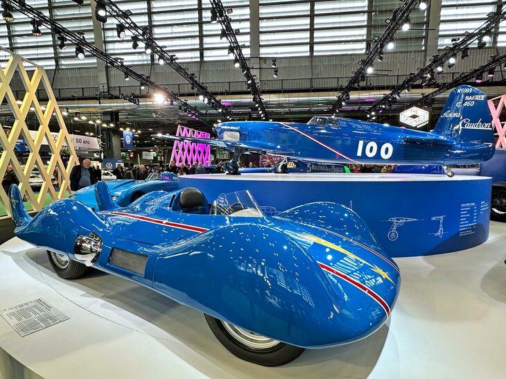 ルノーは歴代スピード記録車と往年の自社製航空機レプリカを展示することで、先駆の精神を強調した。手前の1956年「エトワールフィラント（流星）」は、最高出力270PSのガスタービンエンジン搭載車。