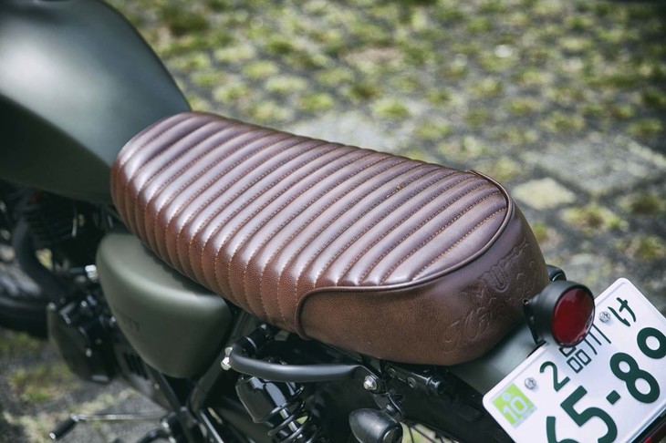 タックロール仕上げのシート。カラーはビンテージ感のあるブラウンがチョイスされている。