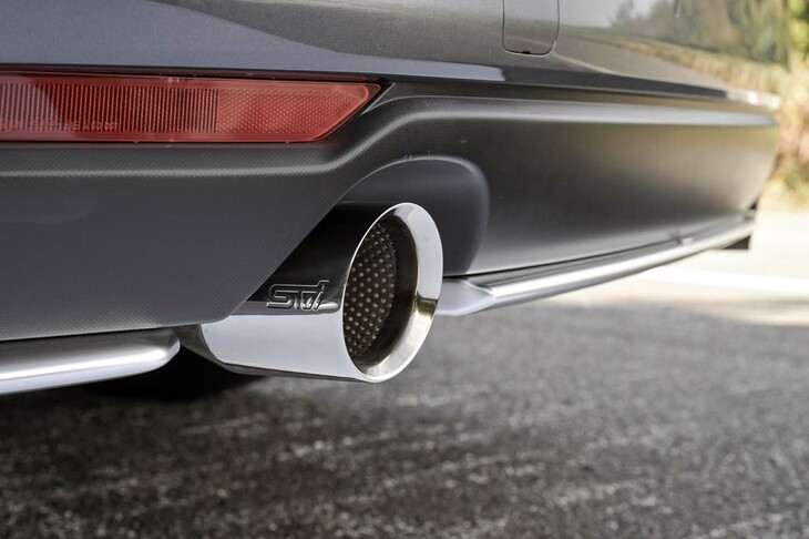 スバル・レヴォーグ レイバック用品装着車（マフラー）