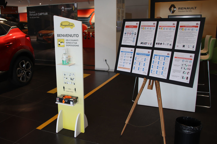 消毒用ジェルとビニール手袋が置かれたボードと、衛生管理のための順守事項一覧。