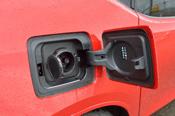 車体右側の後部にはCHAdeMO方式の急速充電ソケットが備わる。およそ45分で80％の充電が可能となる。