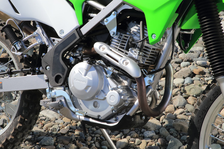 完全新設計の232cc空冷単気筒エンジンは、67.0×66.0mmというボア×ストローク比により低中回転域から豊かなトルクを発生。オフロード走行に適したシンプルな設計も特徴となっている。