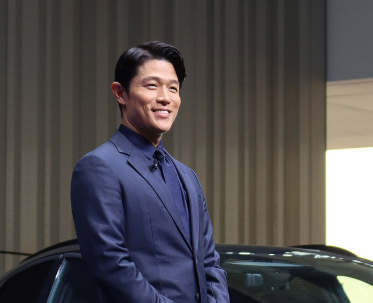 新たなテレビCMに出演する鈴木亮平は、その撮影を振り返り、「撮影車に乗るまではわからなかった“ワクワク”が多かったので、そのスゴさをセリフで説明するのではなく、感情で皆さんに伝えたいと思いました」と語った。