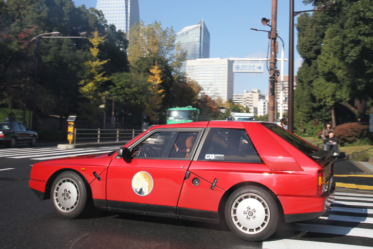 増上寺前を右折中の1985年「ランチア・デルタS4」。空はすっかり晴れあがっている。