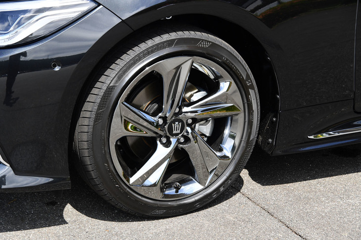 スポーティーグレードの「RS」には、専用デザインの18インチホイールが装着される。