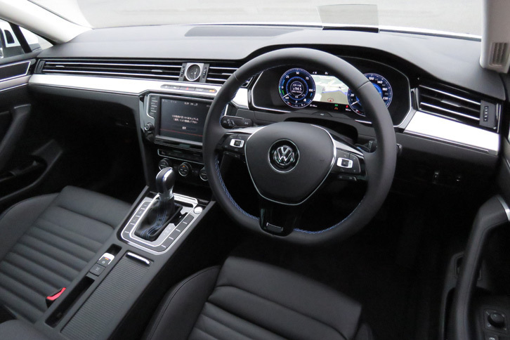 「パサートGTEヴァリアント アドヴァンス」のインテリア。上級グレード「アドヴァンス」にはフルデジタルメーターの「アクティブ インフォ ディスプレイ」が装備される。