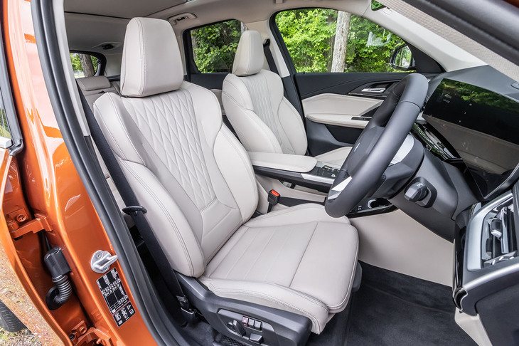 28万3000円の有償オプション「ハイラインパッケージ」を選択すると写真の「ヴァーネスカレザー」仕立てのスポーツシートが装備される。このシートには強さを3段階、速度を2段階から選択できるマッサージ機能が備わる。