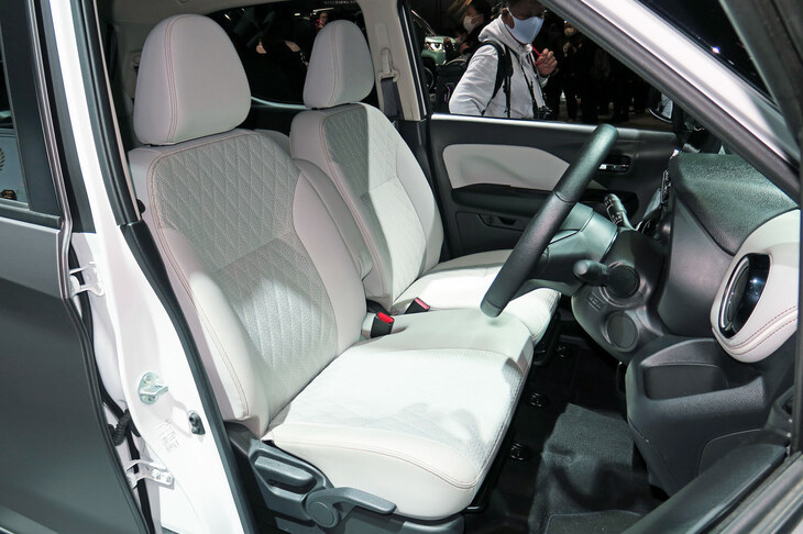 三菱eKクロスEV Smooth × Tough