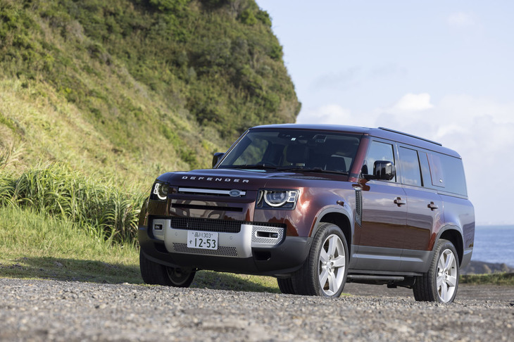 2022年6月に導入が開始された「ディフェンダー130」。「110」をベースにリアオーバーハングを伸長した追加モデルで、乗車定員が8人となる2-3-3のシートレイアウトを採用している。