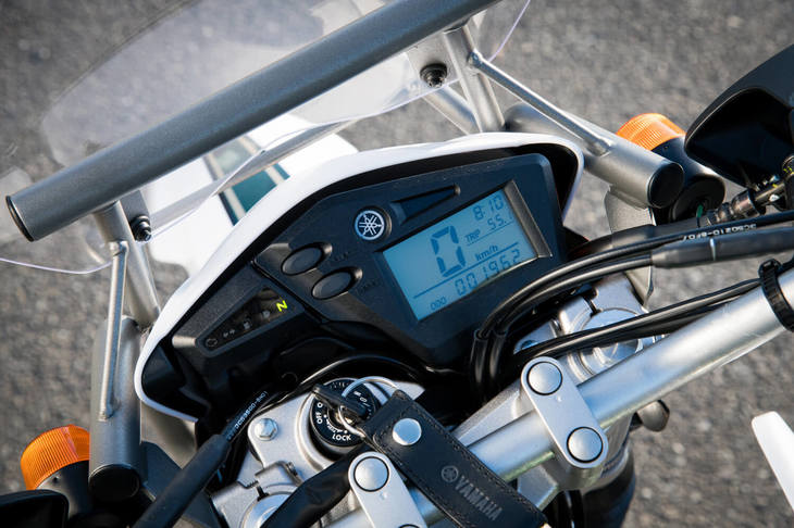 速度計や時計、ツイントリップ機能などを備えたマルチファンクションディスプレイ。グリーンのバックライトは、夜間走行時の視認性に配慮したものだ。