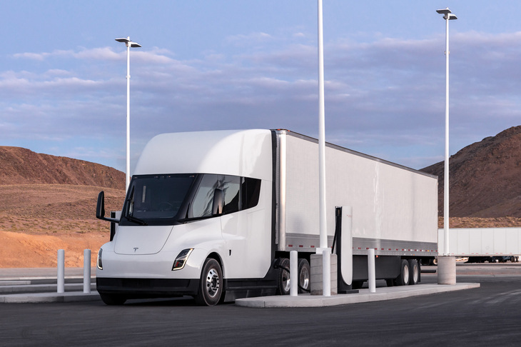 2022年12月に納車が開始された、トレーラーヘッドの「テスラ・セミ」。総重量36tの状態で500km走れる仕様と、同じ条件で800km走れる仕様が用意されている。