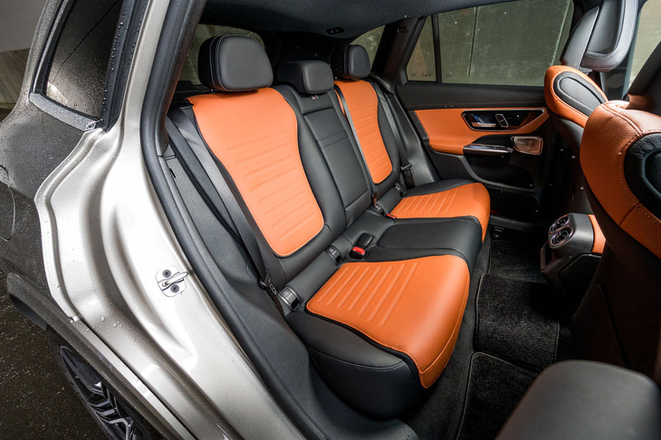 同行した「GLC220dクーペ」の後席空間も十分に広かったが、比べてみるとやはりスタンダードなSUVボディーのこちらのほうがゆとりがある。