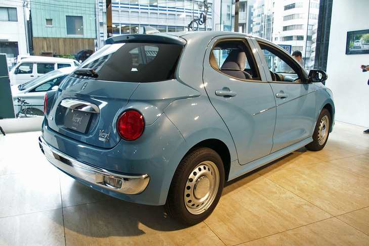 ミツオカ・ビュート ストーリー（リアビュー）