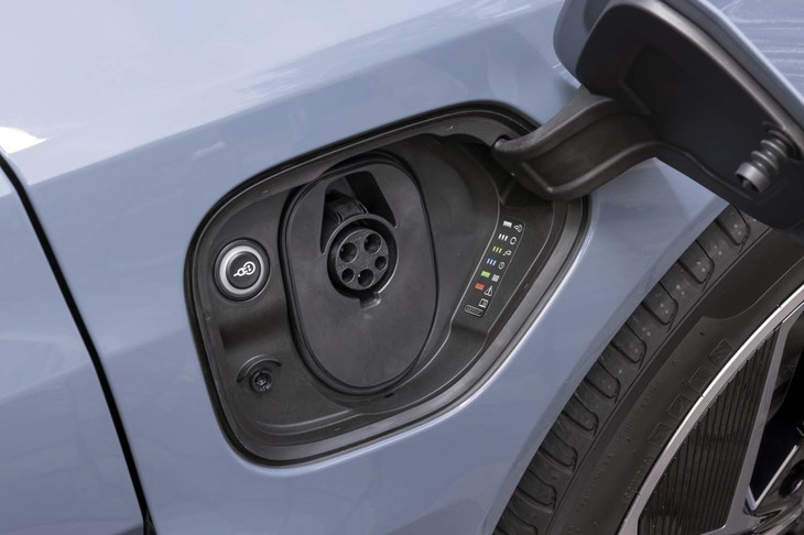 右フロントフェンダーには普通充電（写真）の、反対の左側には急速充電（CHAdeMO／150kWまで対応）の給電口がレイアウトされている。