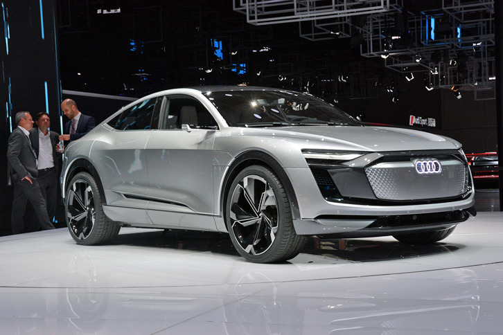 2017年の上海モーターショーでお披露目された、アウディの電気自動車「e-tronスポーツバック コンセプト」。2019年の発売が予定されている。