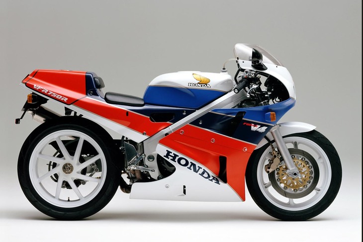 1987年8月31日に発売された「ホンダVFR750R」。車名にもなっているナナハン（748cc）のV型4気筒エンジンと、片持ちのスイングアームが特徴的だった。