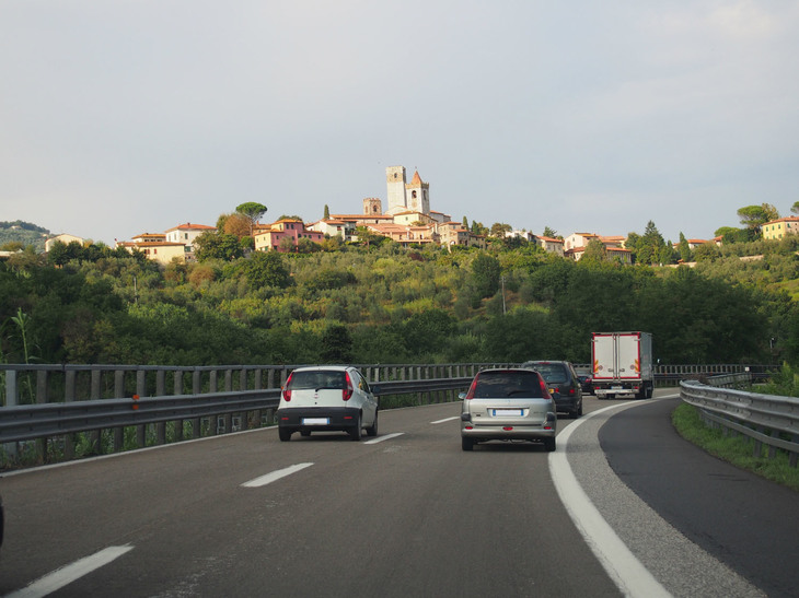 アウトストラーダA1号線“太陽の道”。特にアレッツォ～ローマ間は美しい風景が次々現れるが、開通以来拡幅されていない区間が数多い。